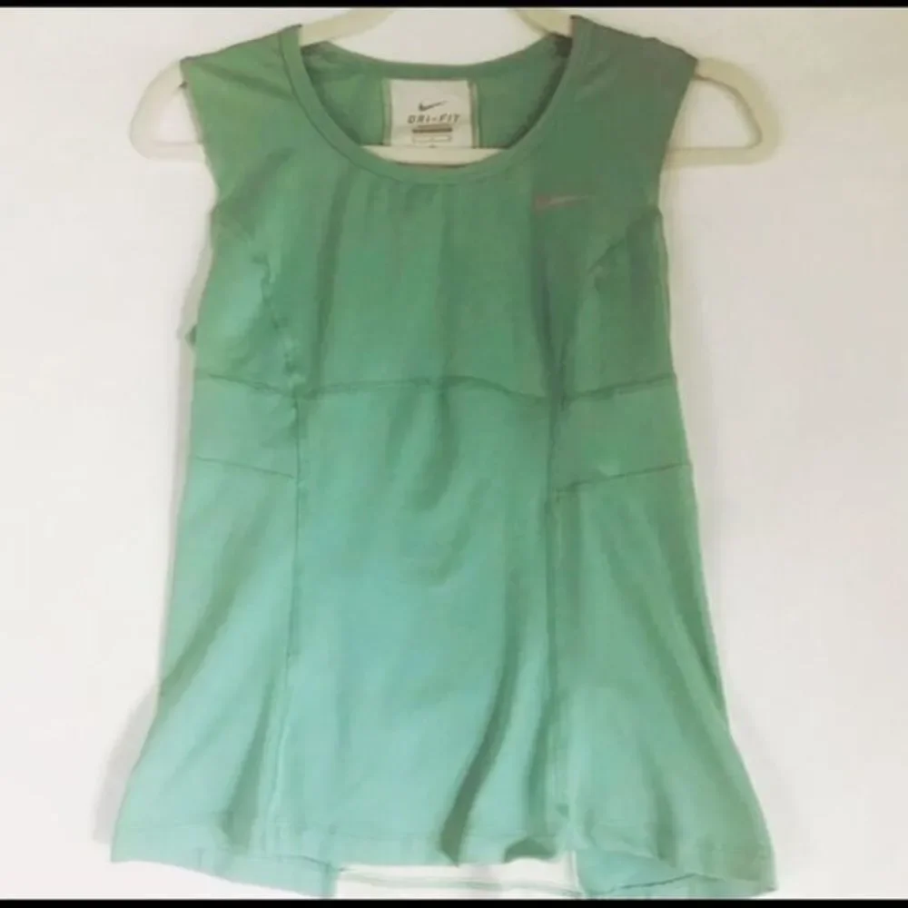 *30off3* NWOT. Nike Women’s Dri Fit Aqua Top‎